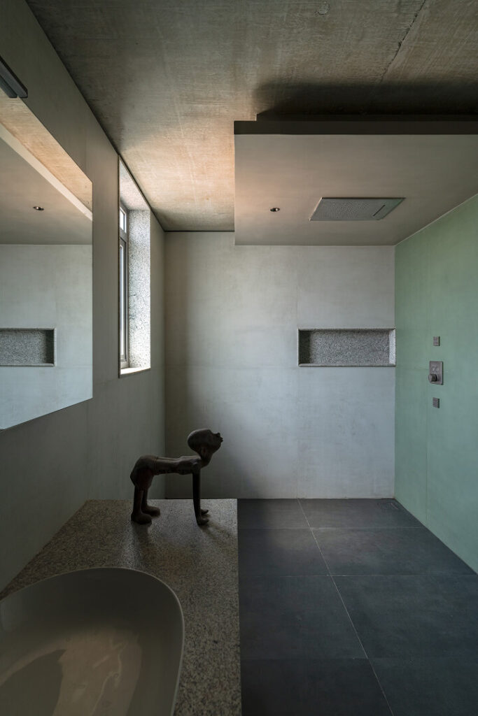 Bathroom clad floor-to-wall in Nexion Terraelino sintered surfaces at Stepwell House: floor - Terraelino Pepe 120X240 cm. Wall - Terraelino Calce 120X240 cm, Terraelino Menta 120X240 cm