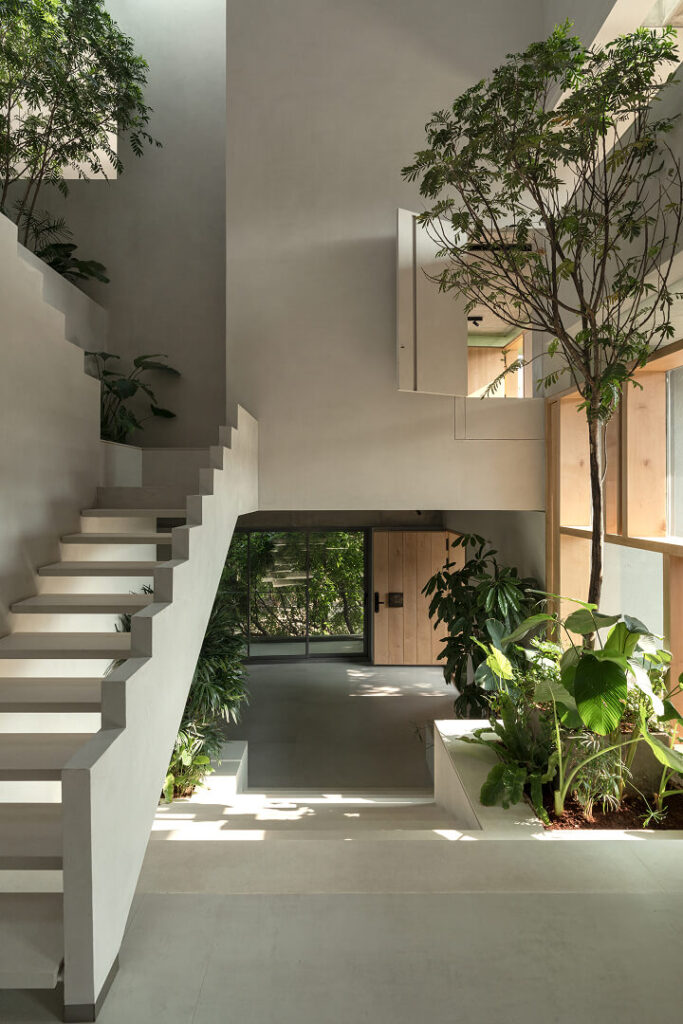 Stepwell House entrance in earthy tones with Nexion Terraelino Gesso 120x240 cm