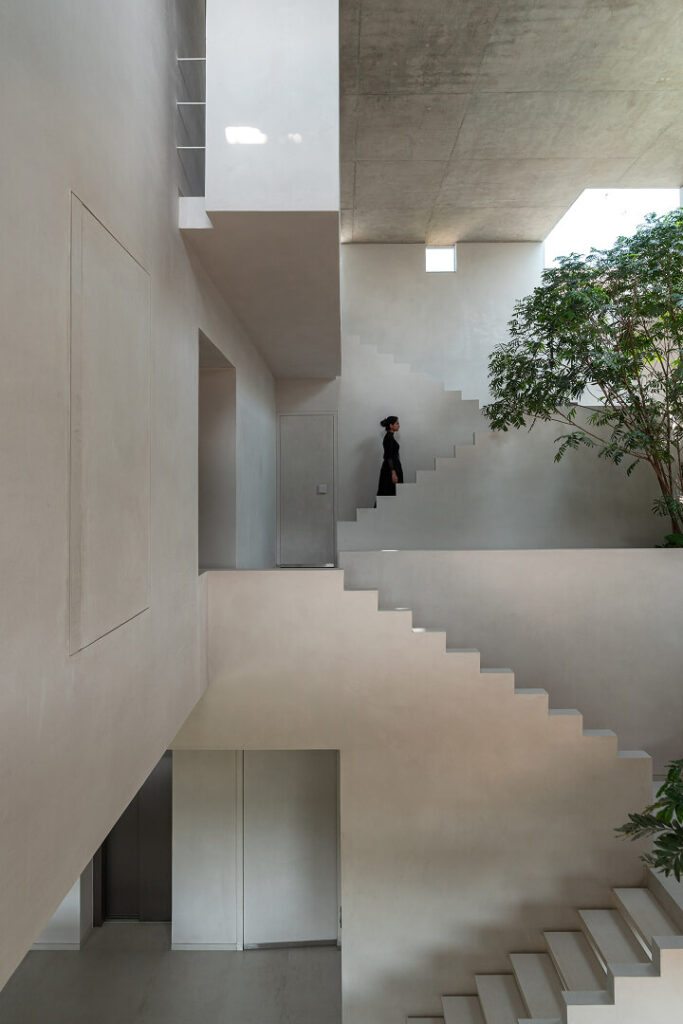 Flooring with Nexion Terraelino Gesso 120x140 in monolotihic architecture